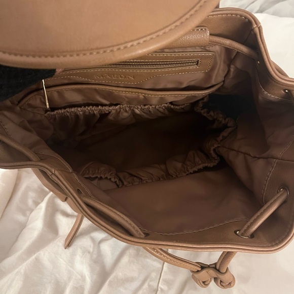 Maedn Drawstring Bag. Gentle used in great condition. Color: Camel
Size: Medium - Picture 5 of 5